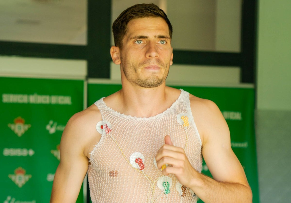 Romain Perraud, durante los reconocimientos médicos con el Betis