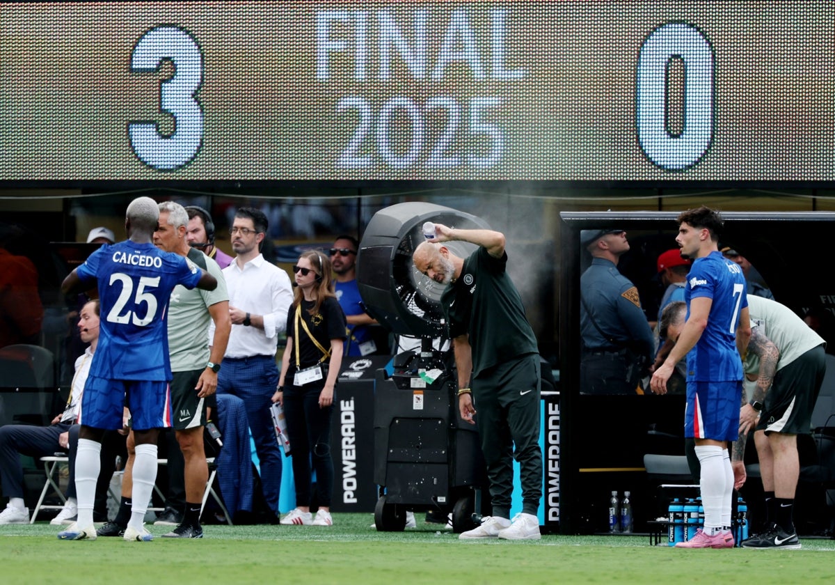 Maresca se refresca durante la final del Mundial de Clubes ganada al PSG