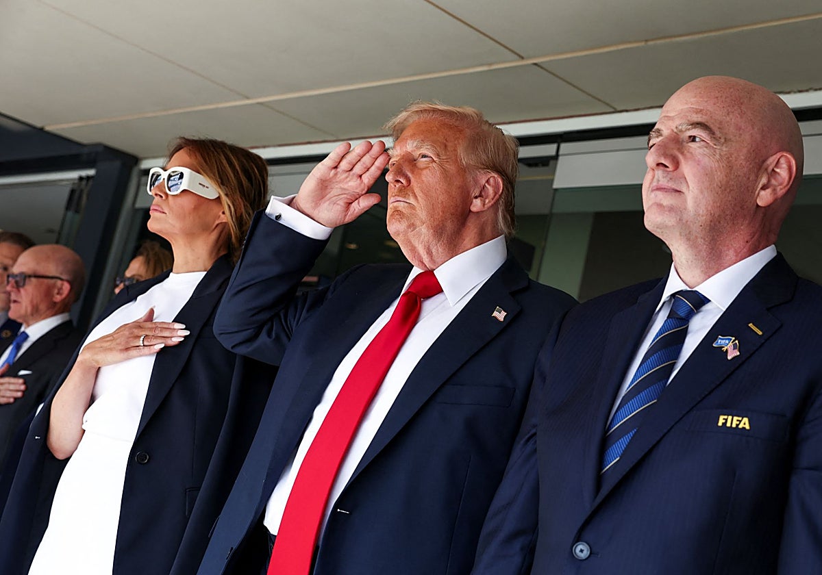 Infantino, Trump y su mujer, durante el himno nacional americano