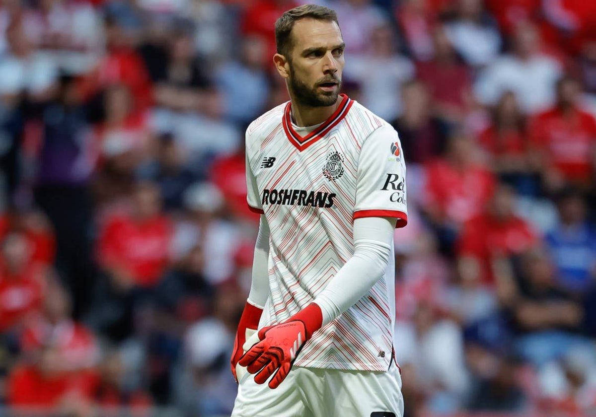Pau López, en un partido con el Toluca