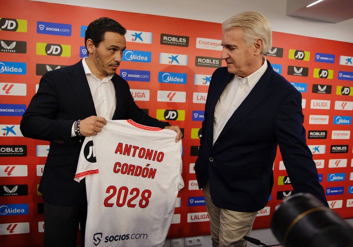 Del Nido Carrasco, junto a Antonio Cordón, en la presentación del director de fútbol