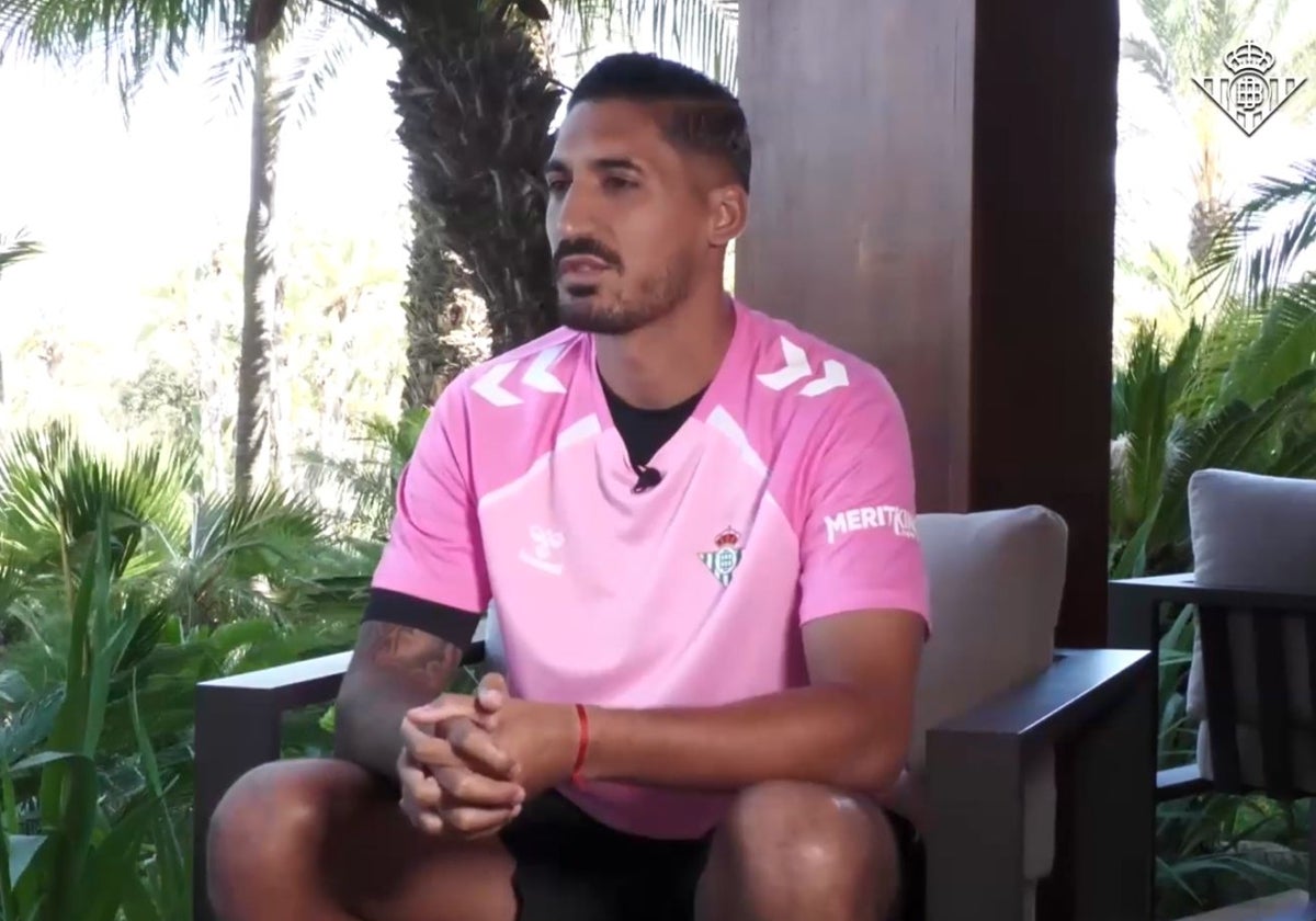 Álvaro Valles durante la entrevista para los medios del Real Betis