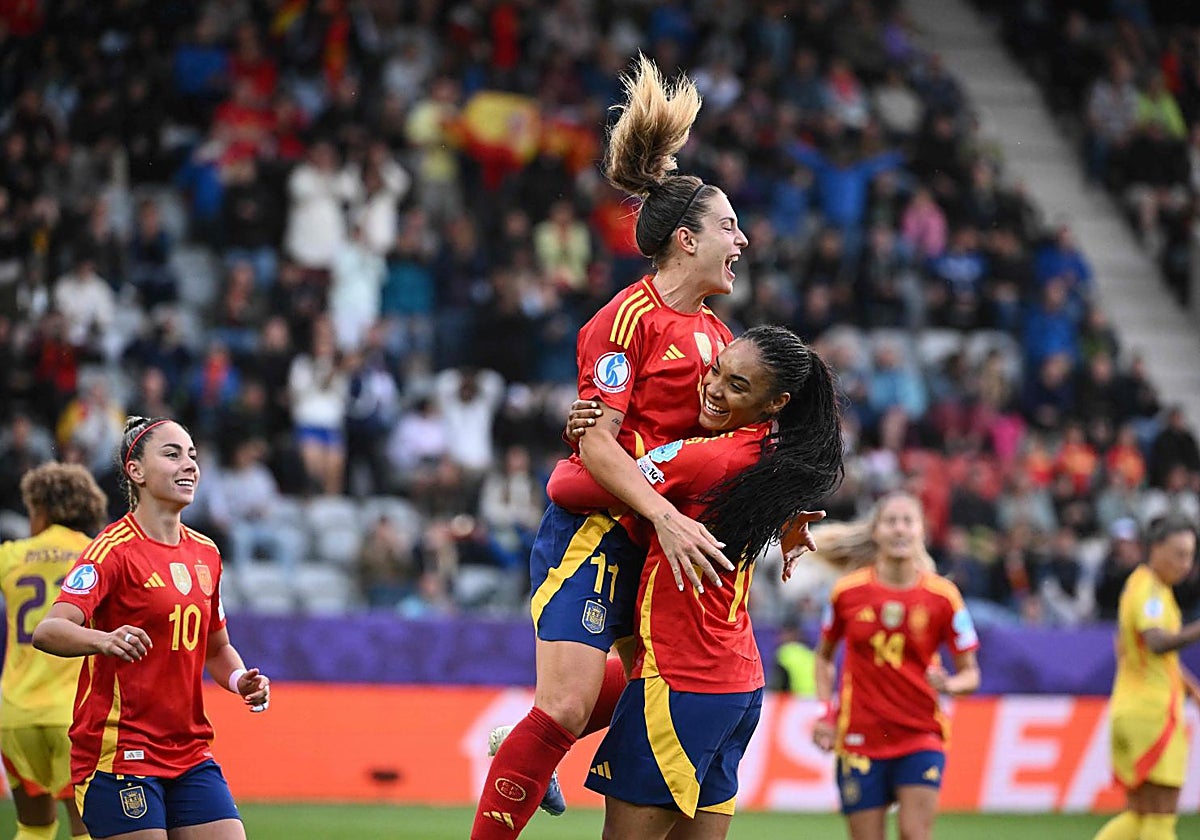 Alexia celebra uno de sus goles junto a Salma y Athenea