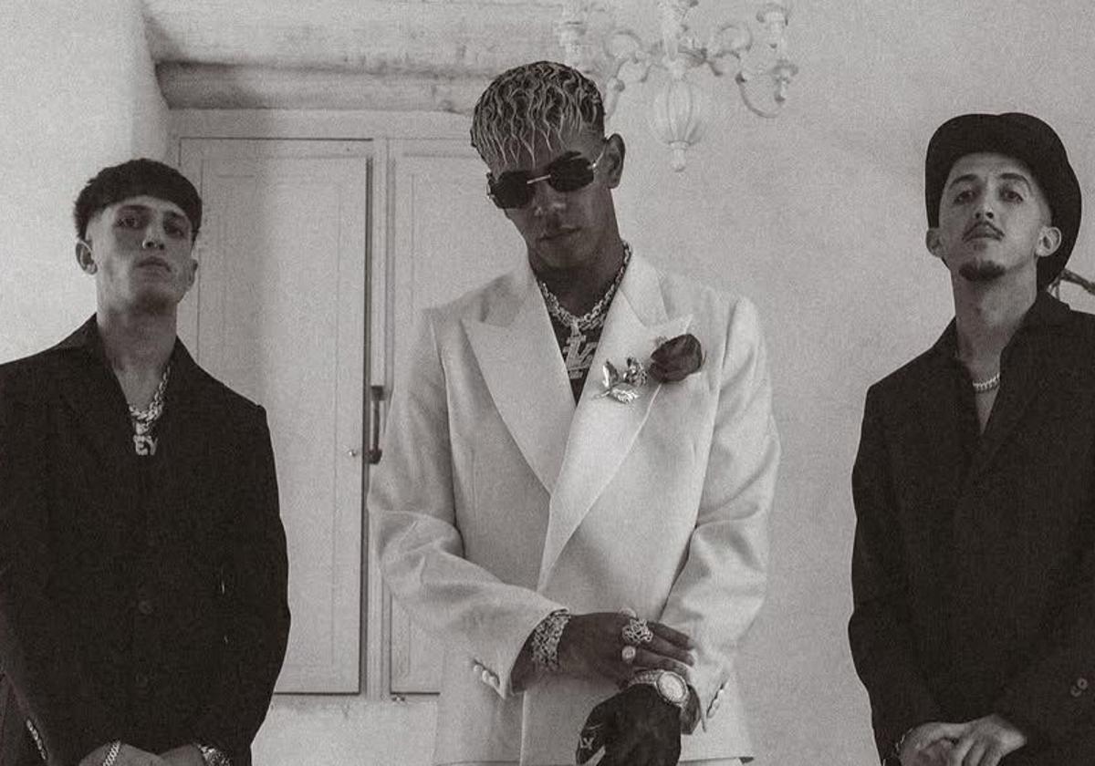 Lamine Yamal, entre dos amigos