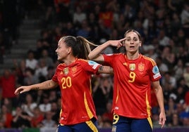 Esther celebra su gol ante Italia