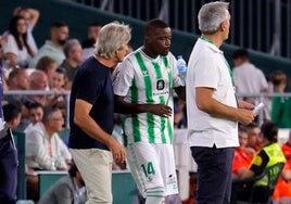 Pellegrini dialoga con William Carvalho antes de entrar en un partido de 2023