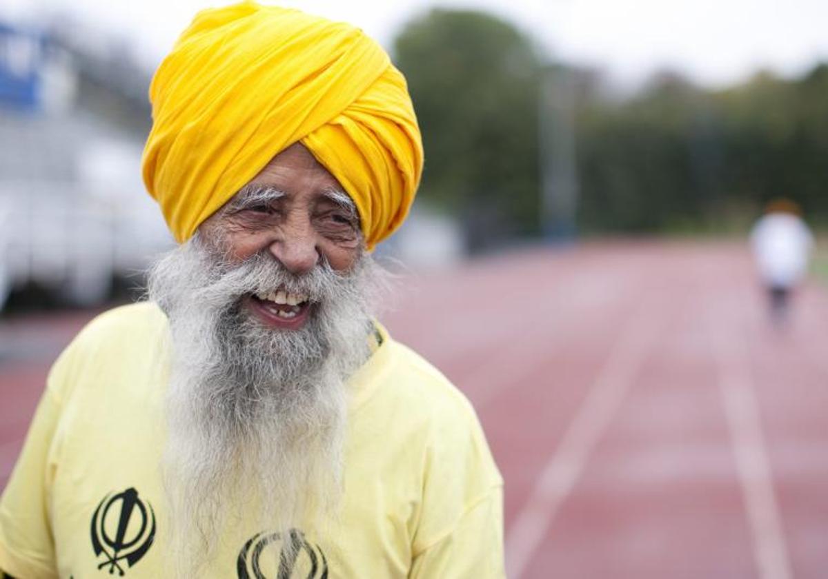 Fauja Singh sonríendo en la pista de Toronto, el jueves 13 de octubre de 2011.
