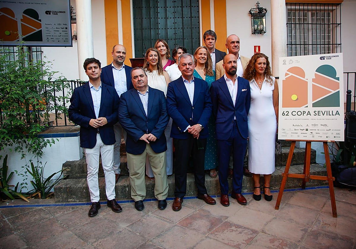 Foto de familia junto al cartel de la LXII edición de la Copa Sevilla.