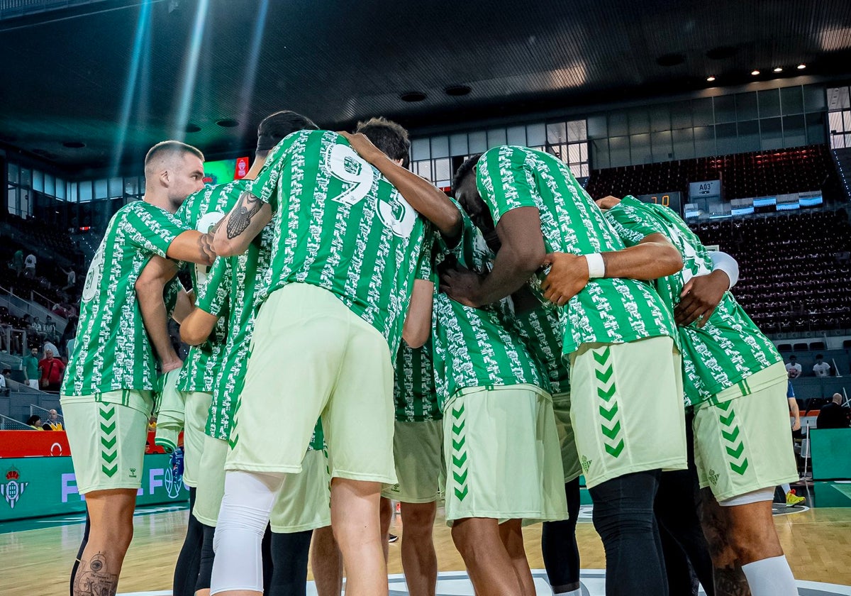 Los jugadores del Betis Baloncesto, conjurándose antes de uno de los partidos en la Caja Mágica