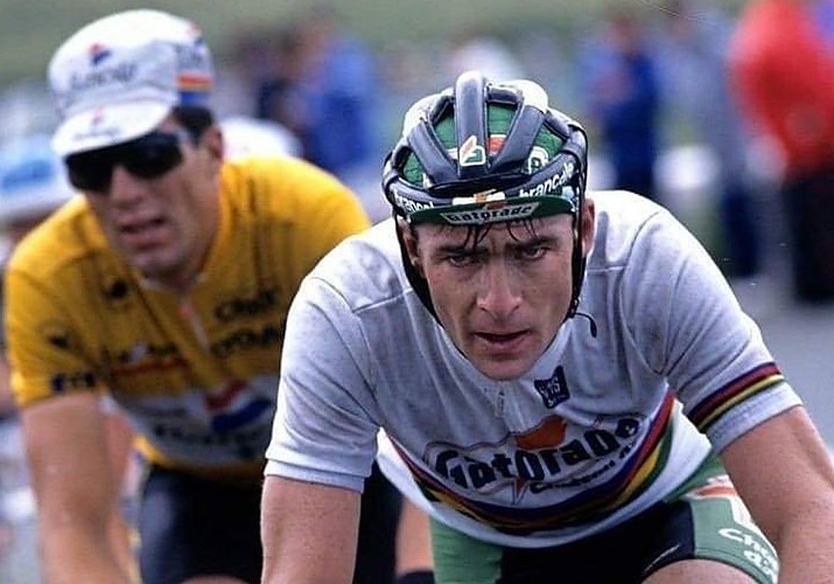 Una estampa habitual del ciclismo de los noventa. Bugno tratando sin éxito de dejar atrás en la montaña a Miguel Induráin, que luego arrasaba en la contrarreloj