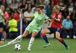 Girelli y Naalsund, durante el Noruega - Italia (1-2)
