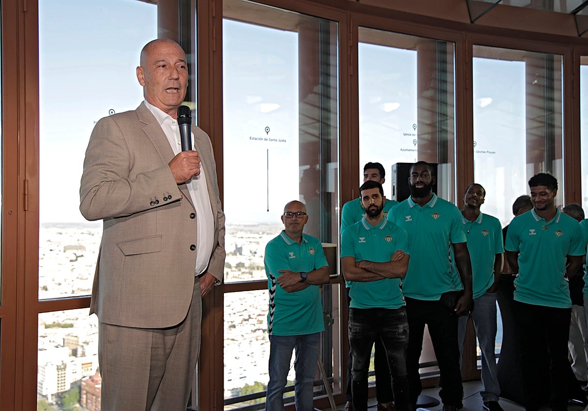 Pedro Fernández, tomando la palabra en un acto del Betis Baloncesto celebrado en Torre Sevilla