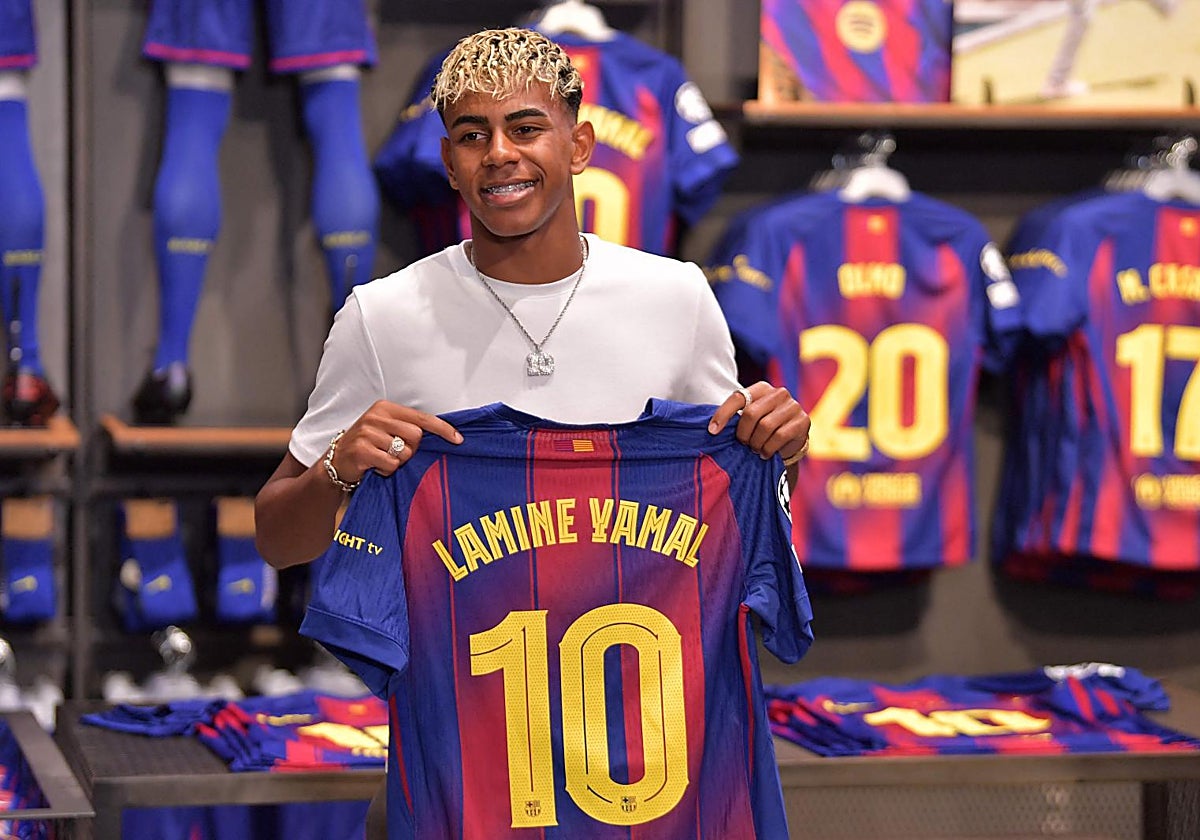 Lamine Yamal posa con su nuevo dorsal