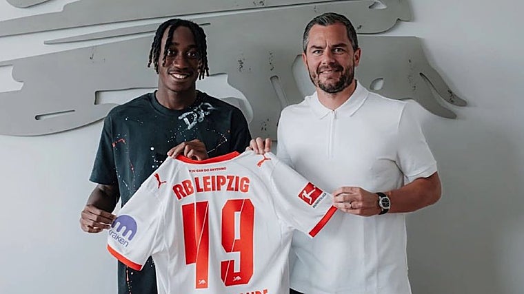 Yan Diomande posa con la camiseta del Leipzig, su nuevo equipo