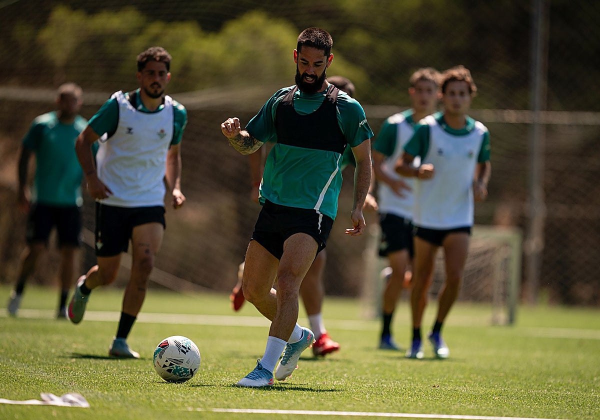Isco conduce el balón durante un entrenamiento en Almancil