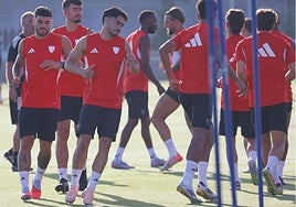 Iheanacho y Suazo, novedades en el entrenamiento del Sevilla