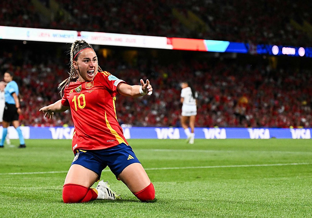 Athenea del Castillo celebra su gol