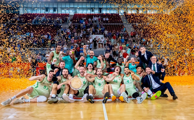Main image - Above, the Betis Baloncesto promotion celebration at the Caja Mágica; below left, Pancho Jasen, Guille Rubio, and Satoransky greet the San Pablo fans; below right, Raúl Pérez, giving a pass