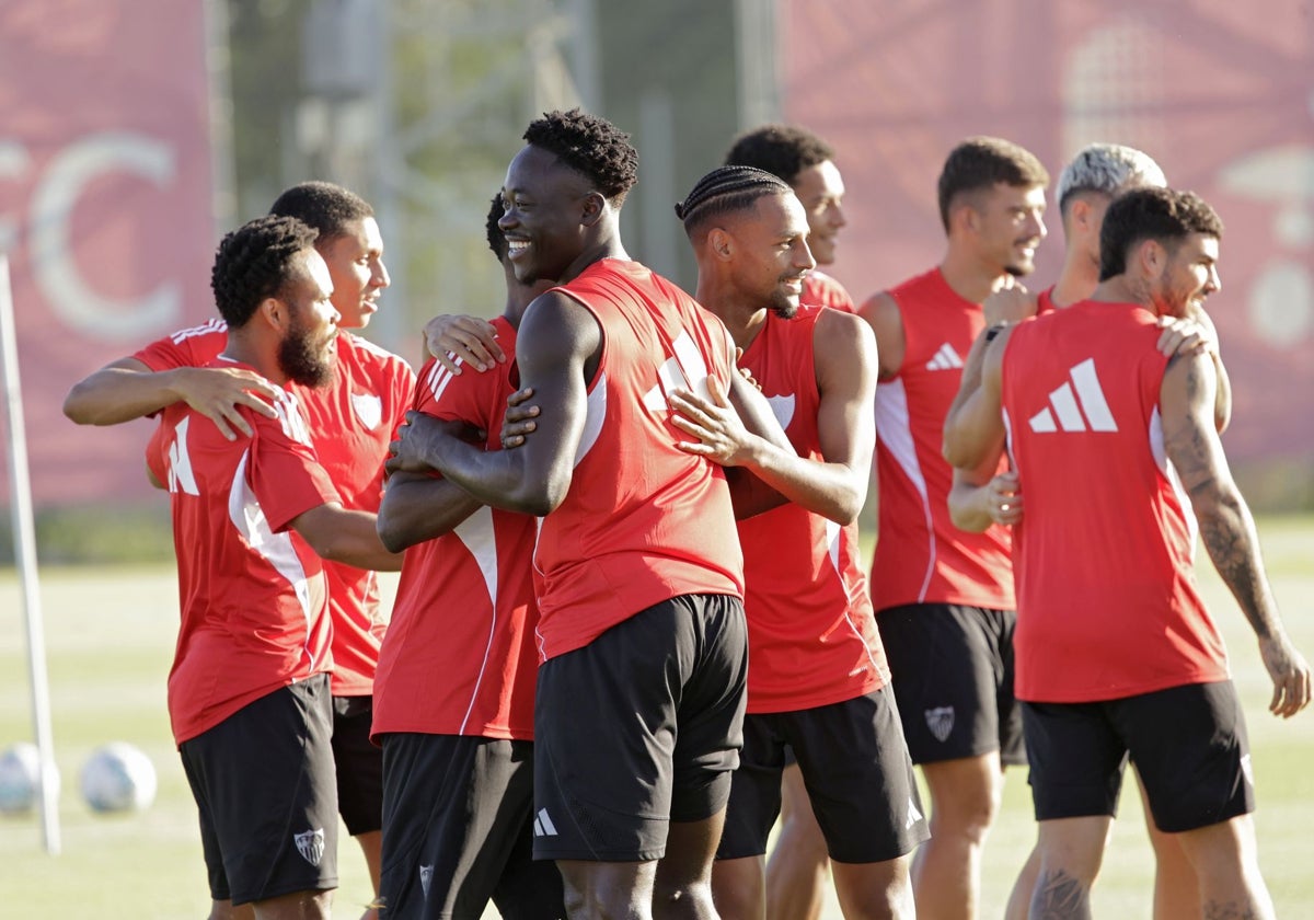 Varios futbolistas del Sevilla, en el entrenamiento de este viernes