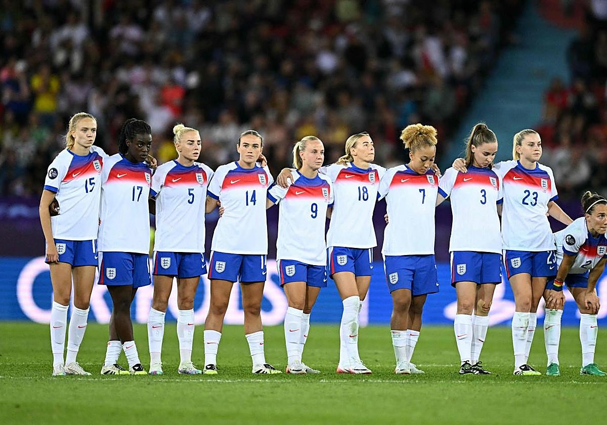 La selección inglesa, durante la tanda de penaltis ante Suecia