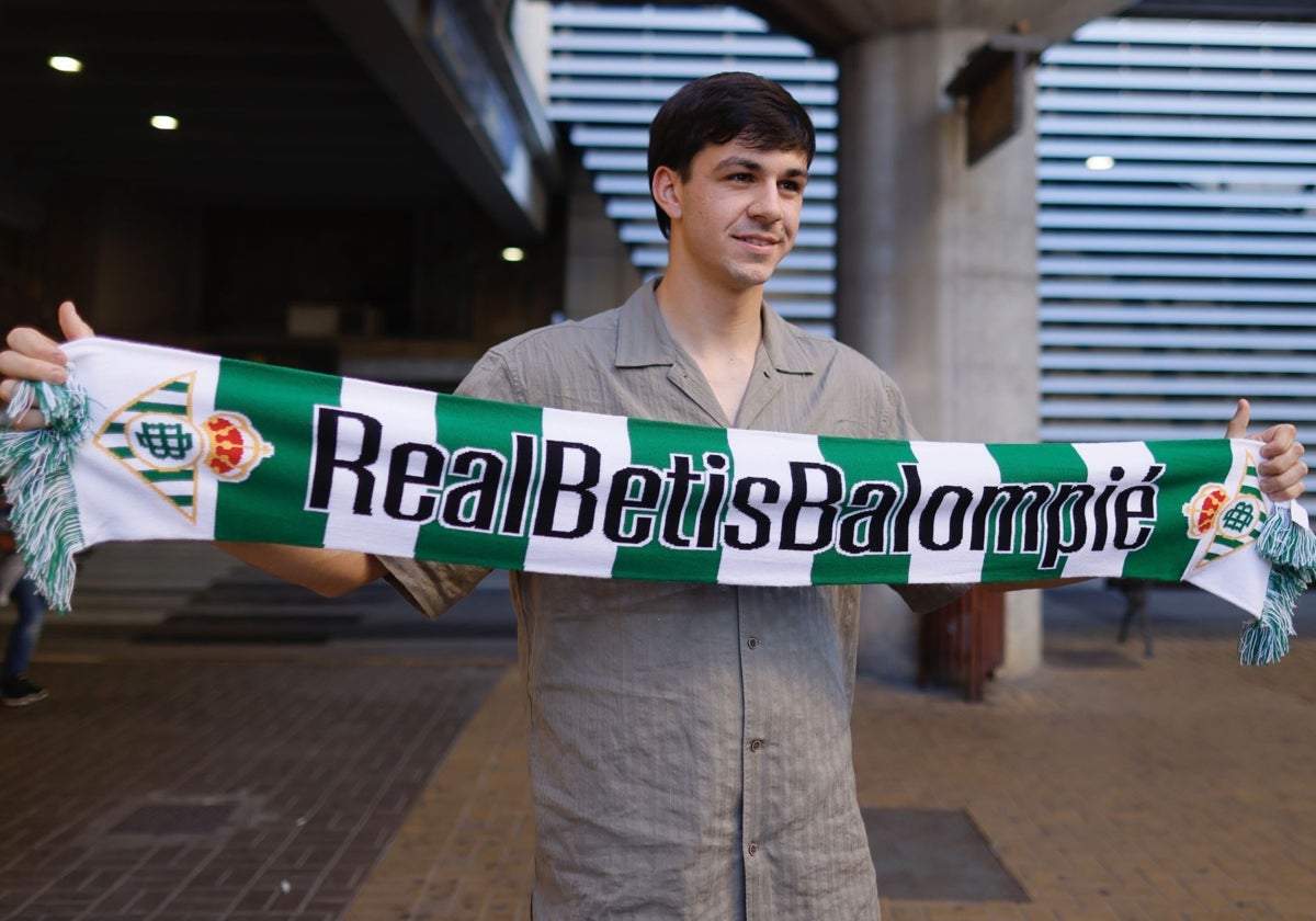 Gonzalo Petit posa en el aeropuerto con una bufanda del Betis