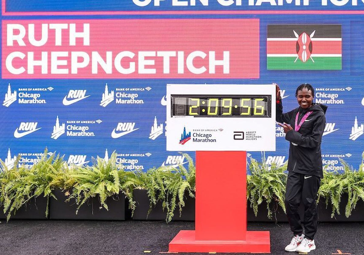 Ruth Chepngetich posa con la marca de su récord