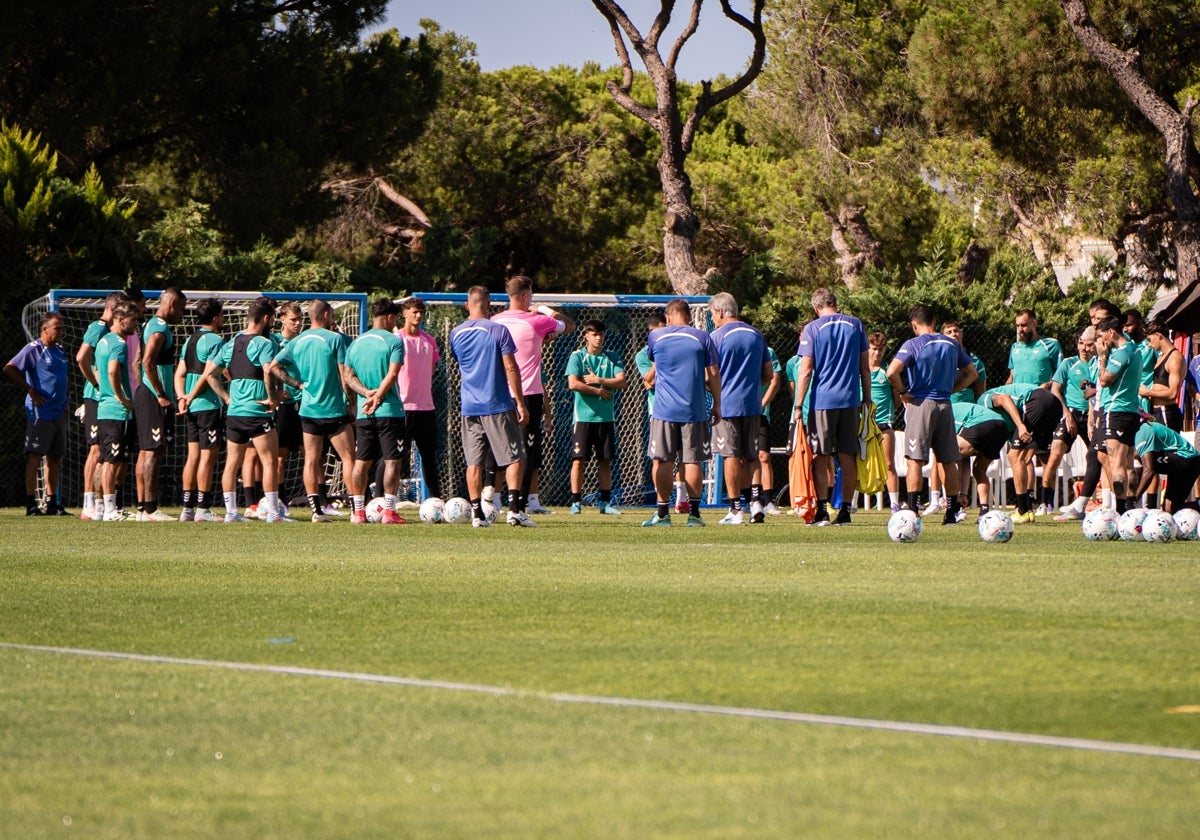 Manuel Pellegrini y sus jugadores, en un entrenamiento en Portugal
