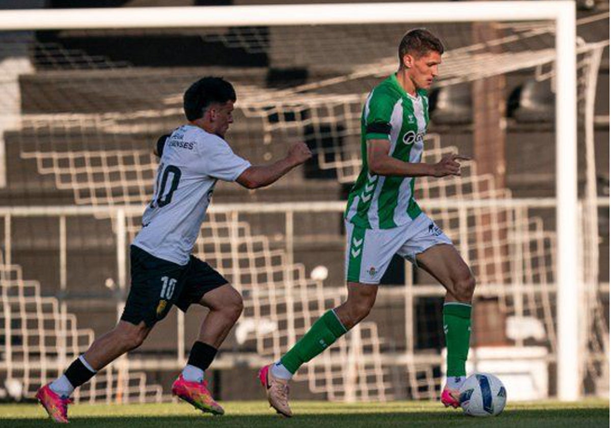Altimira conduce el balón en el Farense-Betis