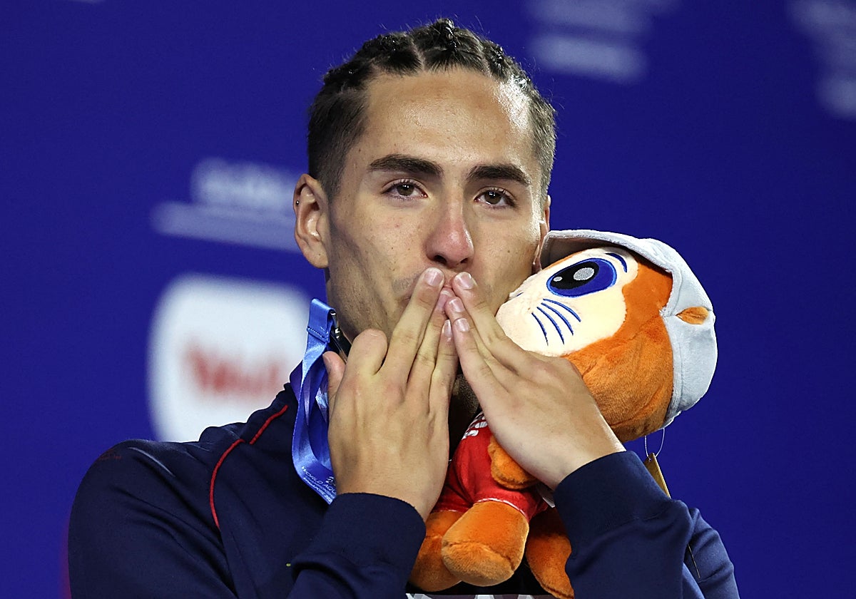 Dennis González celebra en el podio la conquista de su plata mundial