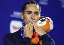 Dennis González celebra en el podio la conquista de su plata mundial
