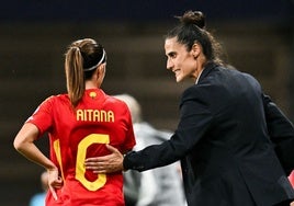 Montse Tomé con Aitana, en el partido de cuartos frente a Suiza