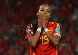 Vicky López se lamenta tras una ocasión durante el partido ante Suiza