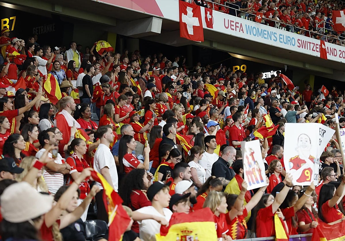 Aficionadas animando a la selección en el partido de cuartos ante Suiza
