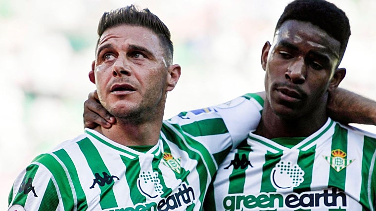Joaquín y Junior, en un Betis-Huesca de LaLiga 18-19