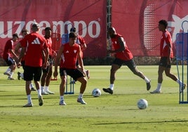 Juanlu sigue entrenándose con el Sevilla y Agoumé se incorpora al grupo