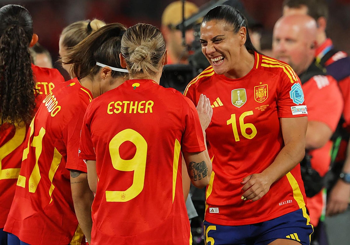 Martín-Prieto celebra un gol con la selección
