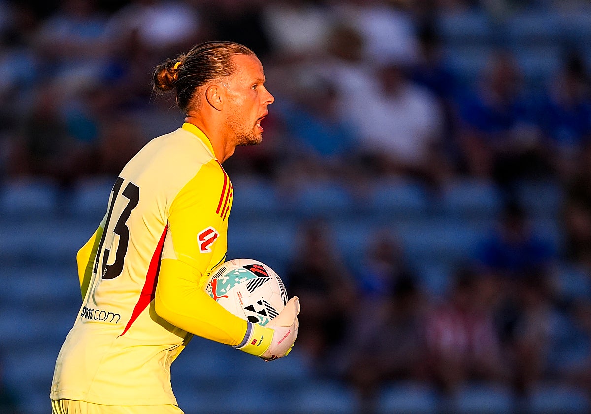Nyland, con el balón en sus manos durante el segundo amistosos del verano