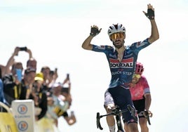 Paret Peintre se abraza a su compañero Ilan Van Wilder en la meta del Mont Ventoux