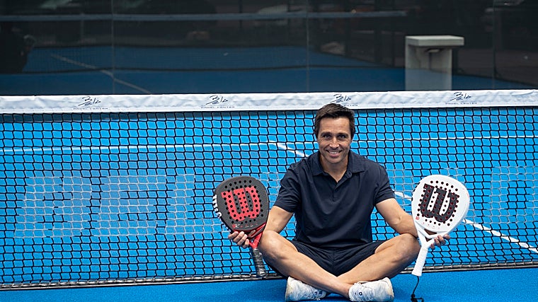 Fernando Belasteguín posando en la pista del Bela Padel Center de Barcelona