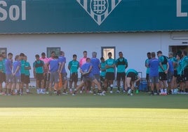Pau López y Junior, en la charla de Pellegrini