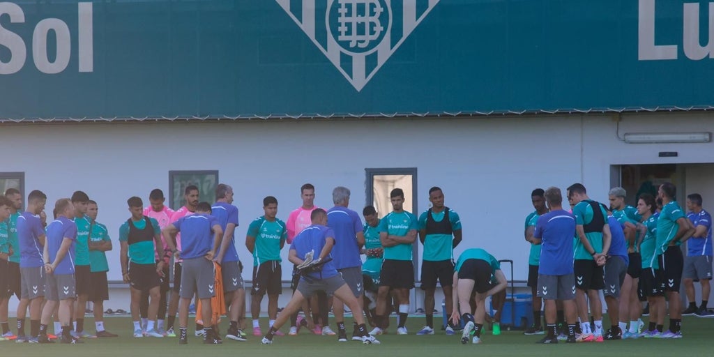 Pau López y Junior, en la charla de Pellegrini