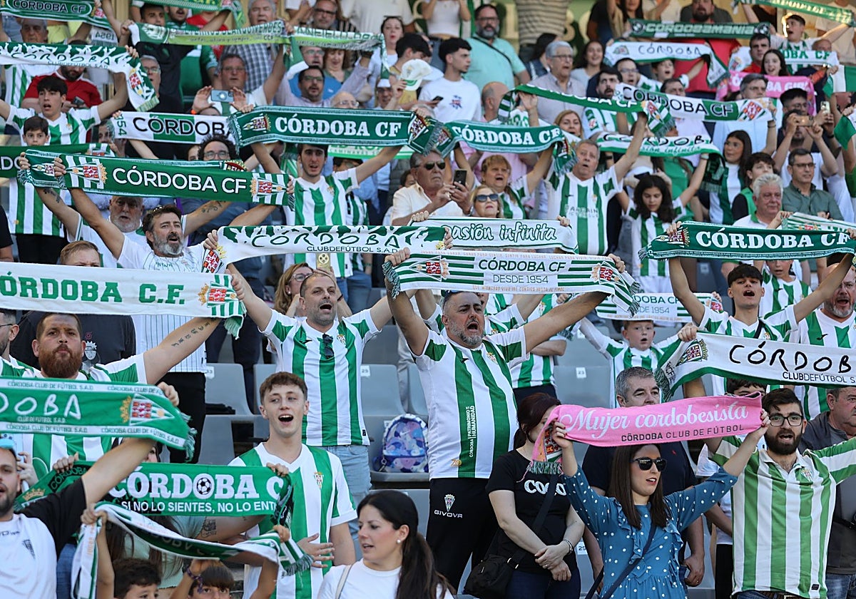 Aficionados del Córdoba durante el choque liguero ante el Mirandés del curso 24-25