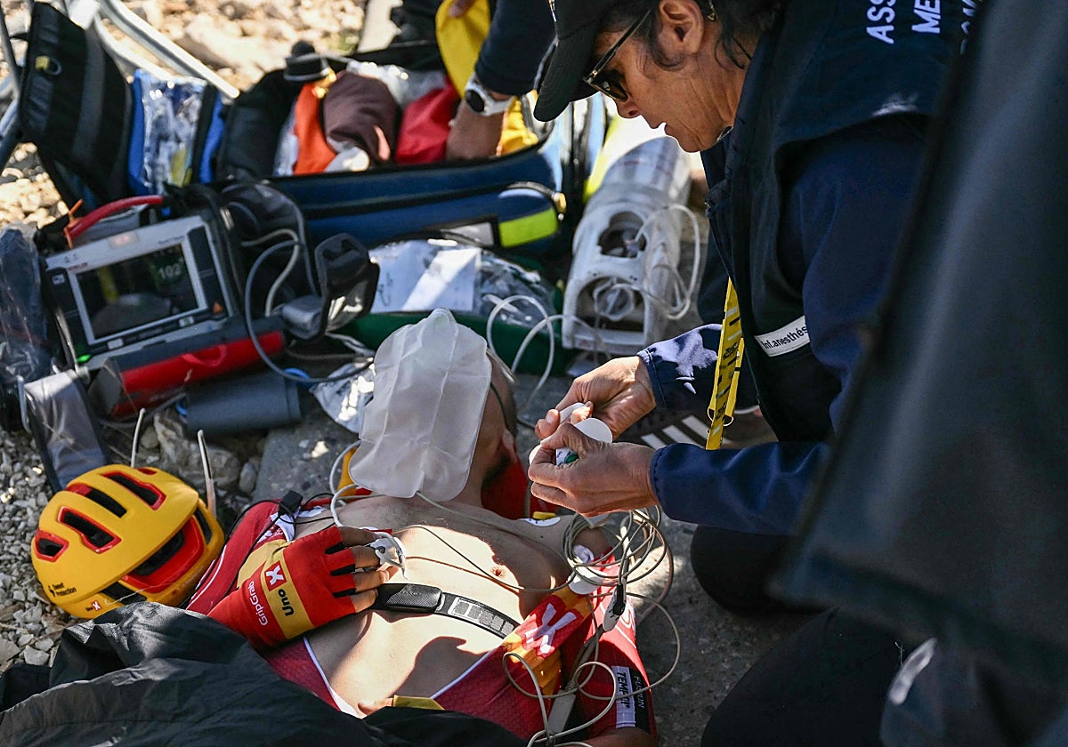 Johannessen, atendido tras desplomarse tras cruzar la meta de la 16ª etapa del Tour