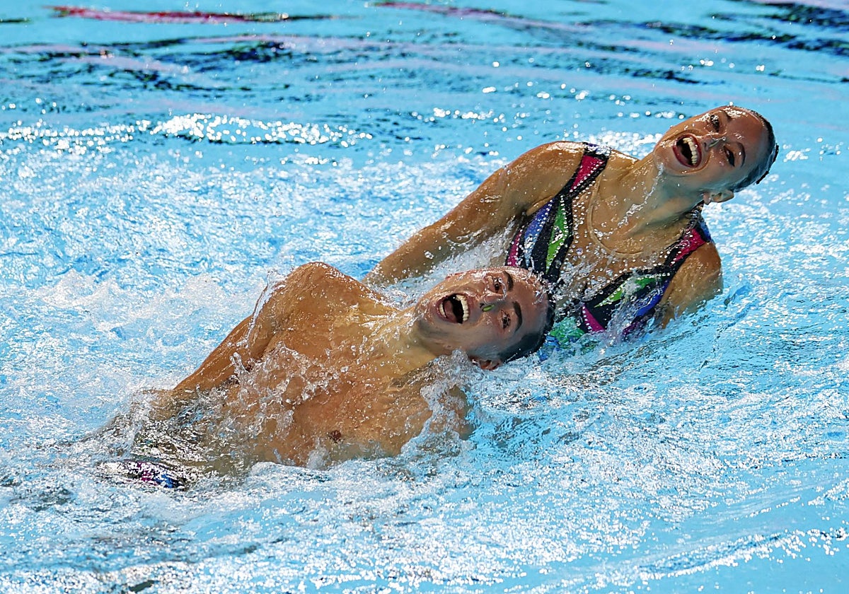 Mireia Hernández y Dennis González, durante su rutina en el dúo técnico mixto