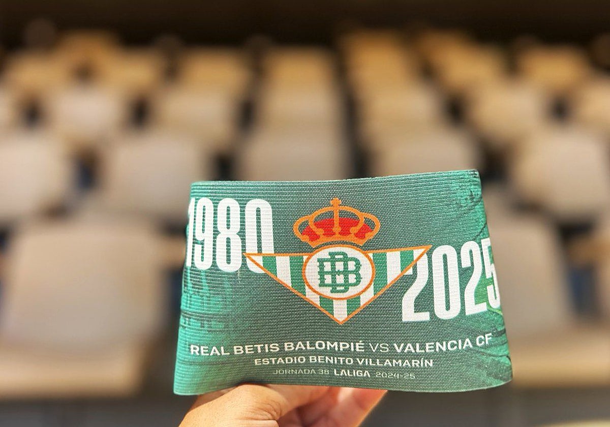 El brazalete que el Betis regalará a los socios que hayan cumplido con el 80 por ciento de asistencia en la 2024-25