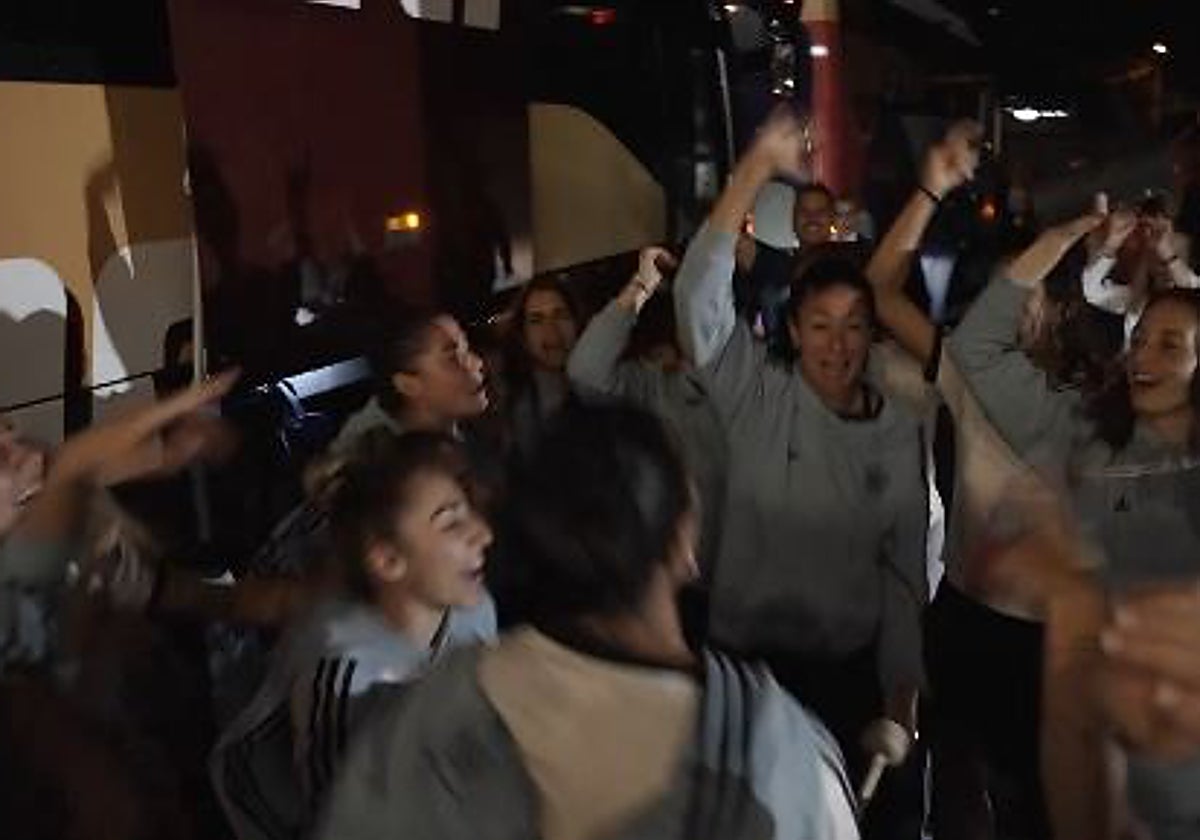 Las jugadoras españolas, celebrando entre los autobuses