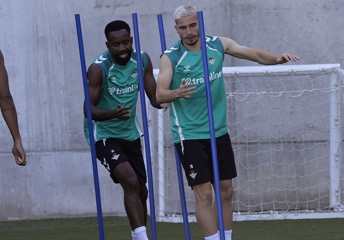 Perraud se ejercita este jueves junto a Bakambu en el entrenamiento del Betis