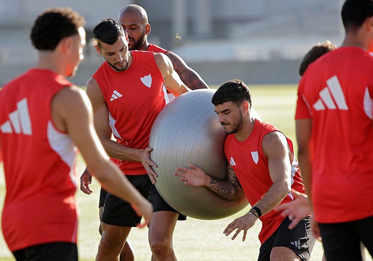 Isaac Romero, en un entrenamiento de pretemporada junta a Rafa Mir