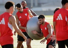 Isaac Romero, en un entrenamiento de pretemporada junta a Rafa Mir