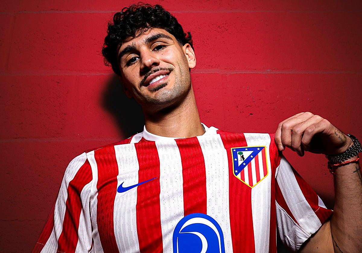 Cardoso se sujeta la camiseta colchonera